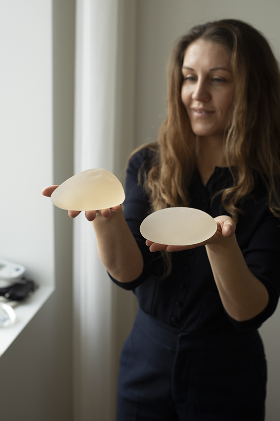 Brystforstørrelse med implantater. Få en grundig gennemgang af forskellige brystimplantater og vejledning om valg af størrelse og form for et naturligt resultat hos plastikkirurg Pia Cajsa i Klinik Kongeportens historiske rammer i København.